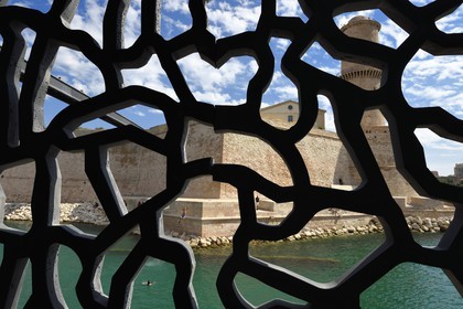 France, Bouches-du-Rhône (13), Marseille,  mur ajouré du MuCEM (Musée des civilisations de l'Europe et de la Méditerranée) par les architectes Rudy Ricciotti et R. Carta, et le Fort Saint Jean en arrière plan