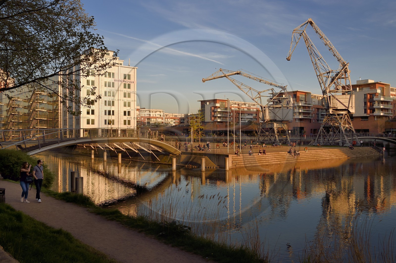 France, Bas-Rhin (67), aménagement du port du Rhin et reconversion du môle du Bassin d’Austerlitz, le Centre commercial Rivetoile et la médiathèque André Malraux