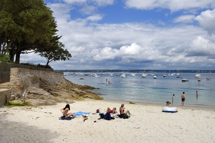 France, Finistere (29), Fouesnant, the east coastline of the Pointe de Beg Meil, so called Birds beach