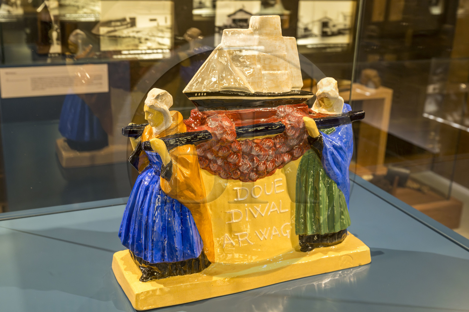 France, Morbihan (56), Port-Louis, la citadelle de Port-Louis, musée national de la Marine, partie consacrée au sauvetage en mer SNSM, groupe de porteuses d'ex-voto de Mathurin Méheut, faience vers 1930