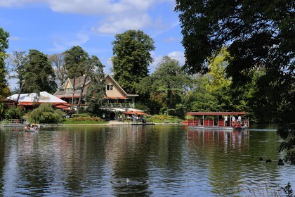France, Paris (75), le Bois de Boulogne, promenade en barque autours des iles du Lac Inférieur et le bac effectuant la liaison avec le restaurant le Chalet des Isles
