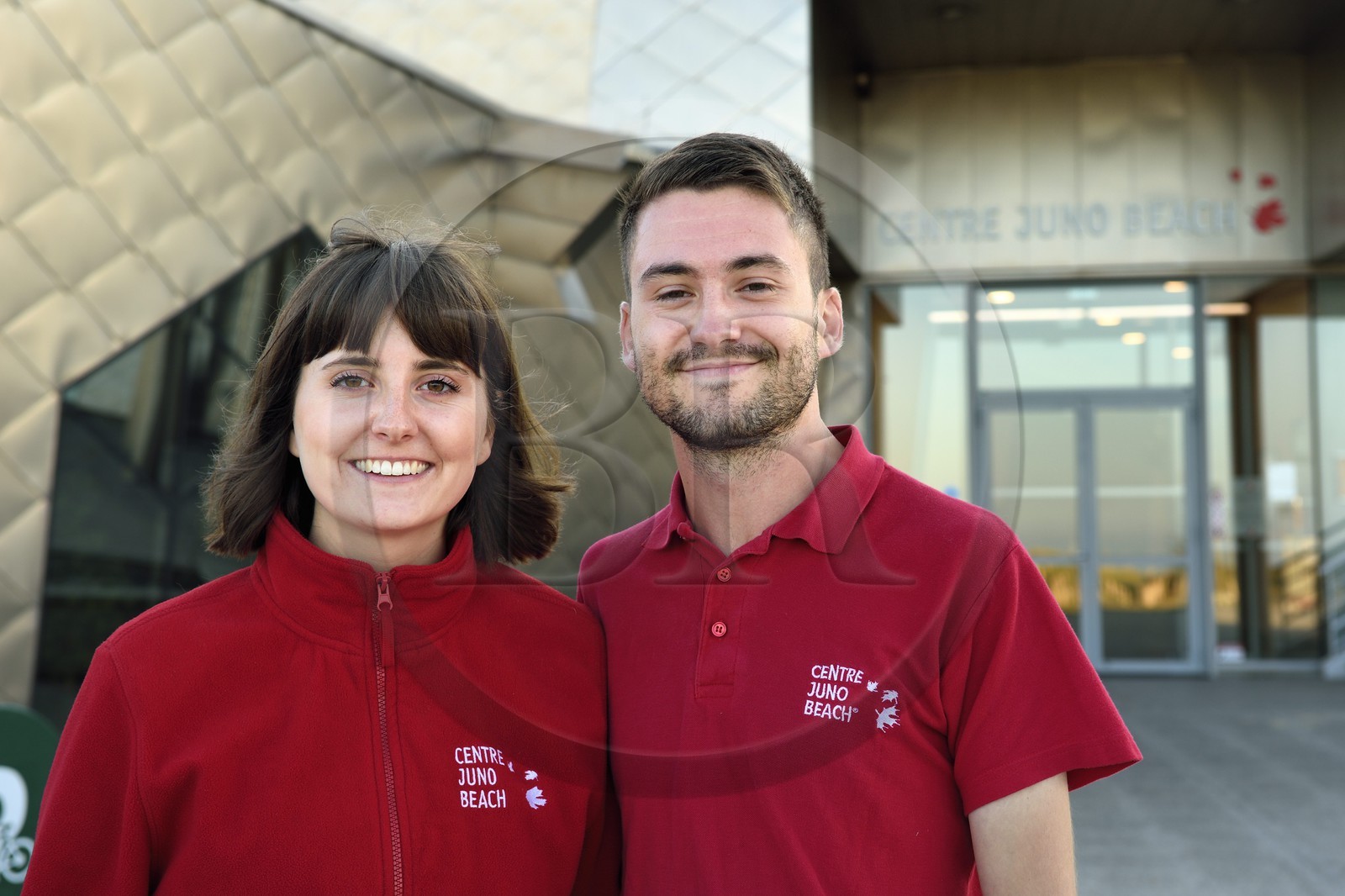 France, Calvados (14), Courseulles-sur-Mer, Centre Juno Beach, Leigh Hunter et Bruno Gilbert-Samson, jeunes Canadiens volontaires qui animent le musée consacré au role du Canada lors de la Seconde Guerre Mondiale