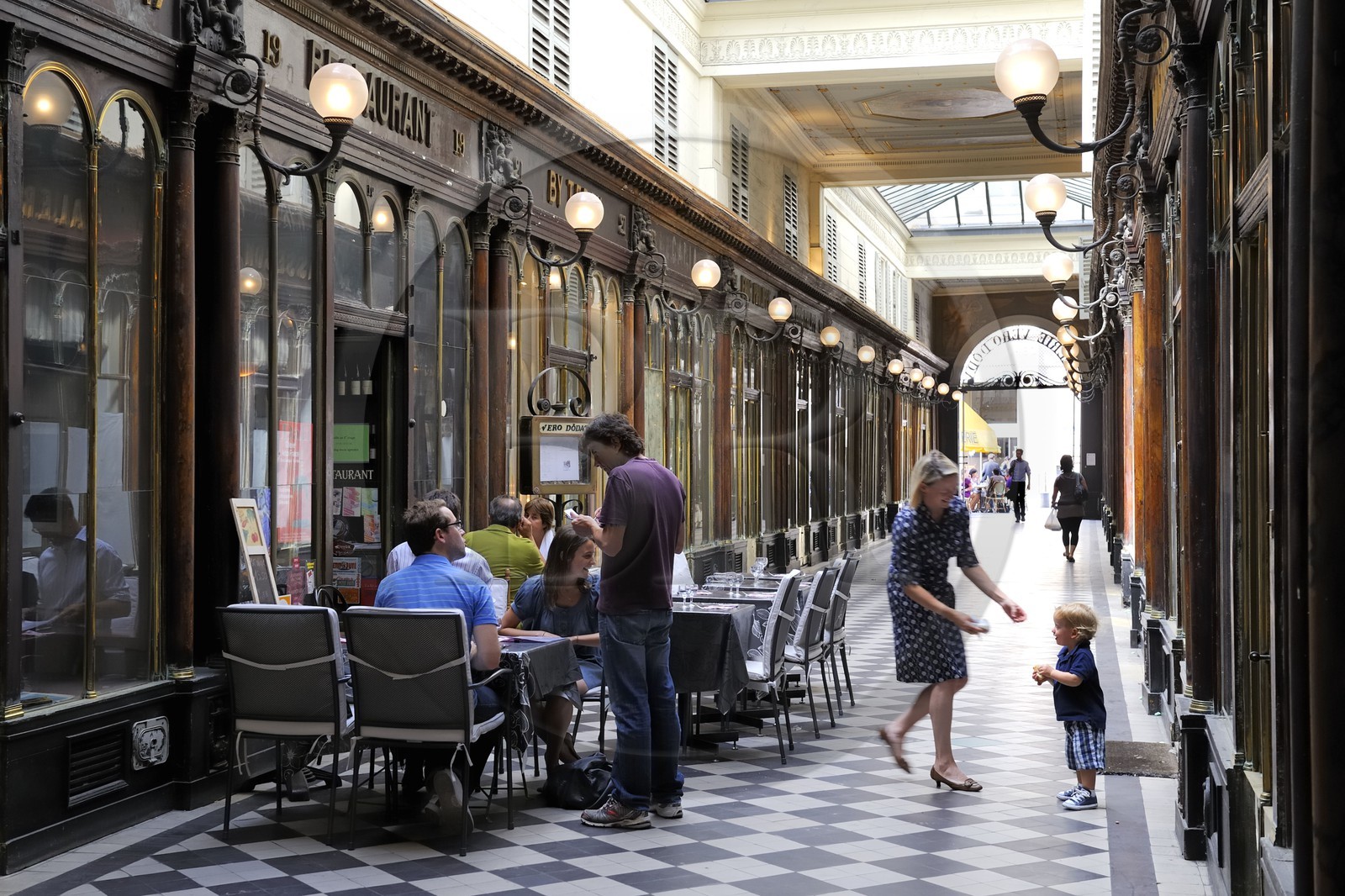France, Paris (75), Galerie Vero-Dodat entre la rue Jean-Jacques-Rousseau et la rue du Bouloi, restaurant Le Vero-Dodat