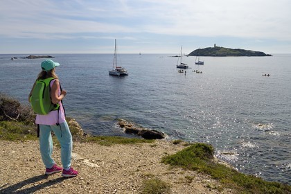 France, Var (83), Six-Fours-les-Plages, Ile des Embiez, randonneur à la pointe Saint-Pierre, l'Ile du Grand Rouveau en arrière plan