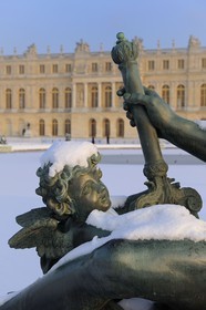 France, Yvelines (78), parc du château de Versailles sous la neige, classé Patrimoine Mondial de l'UNESCO, Parterre d'eau