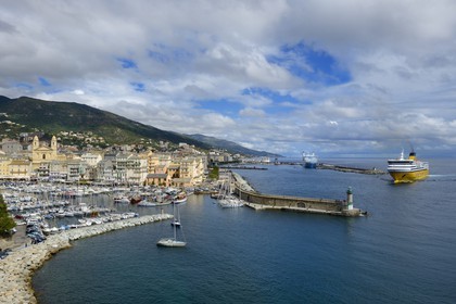 France, Haute-Corse (2B), Bastia, le Vieux-Port dominé par l'église Saint-Jean-Baptiste et le port des ferries en arrière plan