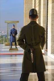 Turkey, Central Anatolia, Ankara, soldier mounting guard in front of the Ataturk Mausoleum