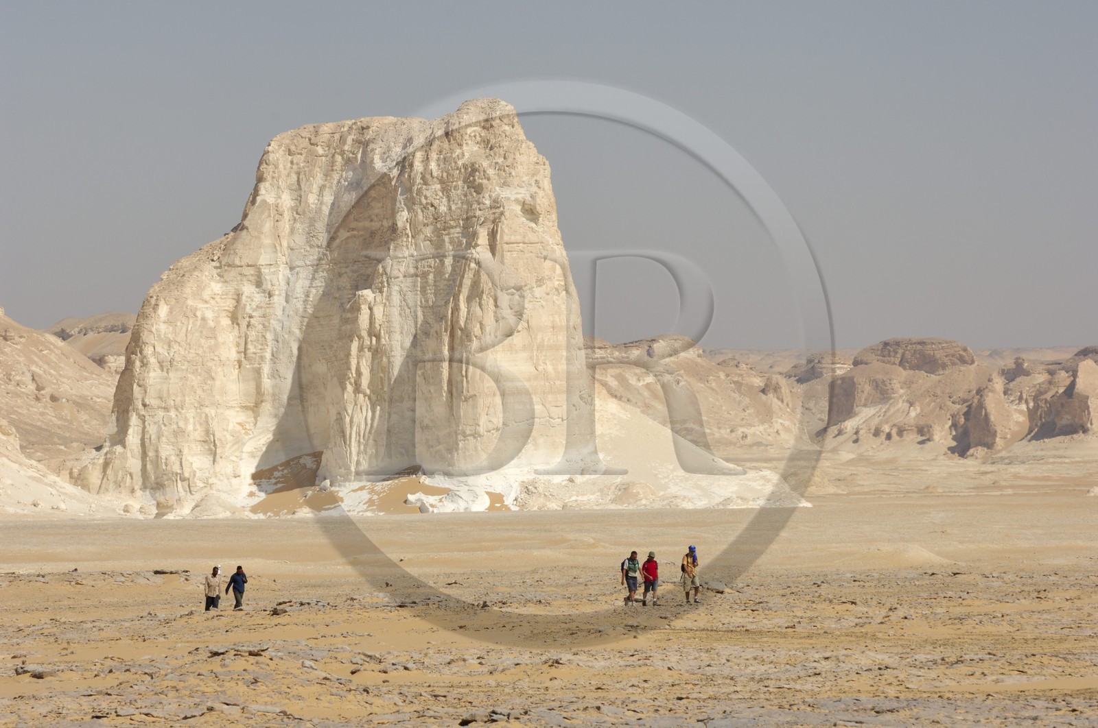 Egypte, désert libyque, groupe de randonneurs dans le Désert Blanc au nord de Farafra Egypte, désert libyque, groupe de randonneurs dans le Désert Blanc au nord de Farafra