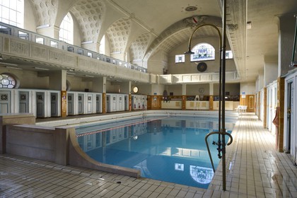 France, Bas-Rhin (67), Strasbourg, quartier de la Neustadt datant de la periode allemande, les Bains Municipaux (1901), piscine