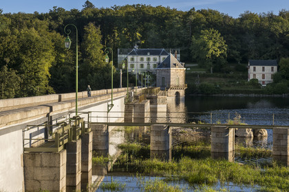 France, Nievre, Regional Natural Park of Morvan, Montsauche les Settons, lac des Settons (Settons lake), the dam and the Morvan Summits and Great Lakes Tourist Office in the background