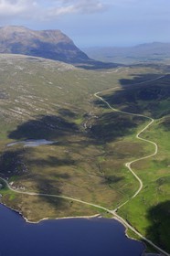 Royaume-Uni, Ecosse, Highland, Sutherland, Inchnadamph, Loch Assynt et la route A894 qui longe le mont Quinag (vue aérienne)