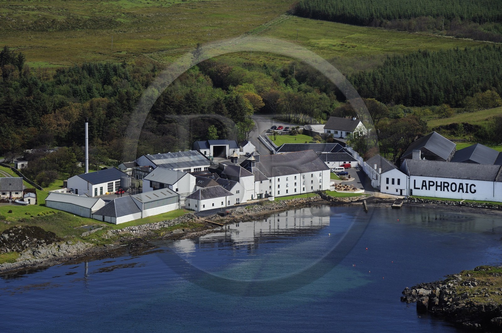 Royaume-Uni, Ecosse, Hébrides intérieures, Ile de Islay, Port Ellen, distillerie de whisky Laphroaig (vue aérienne)