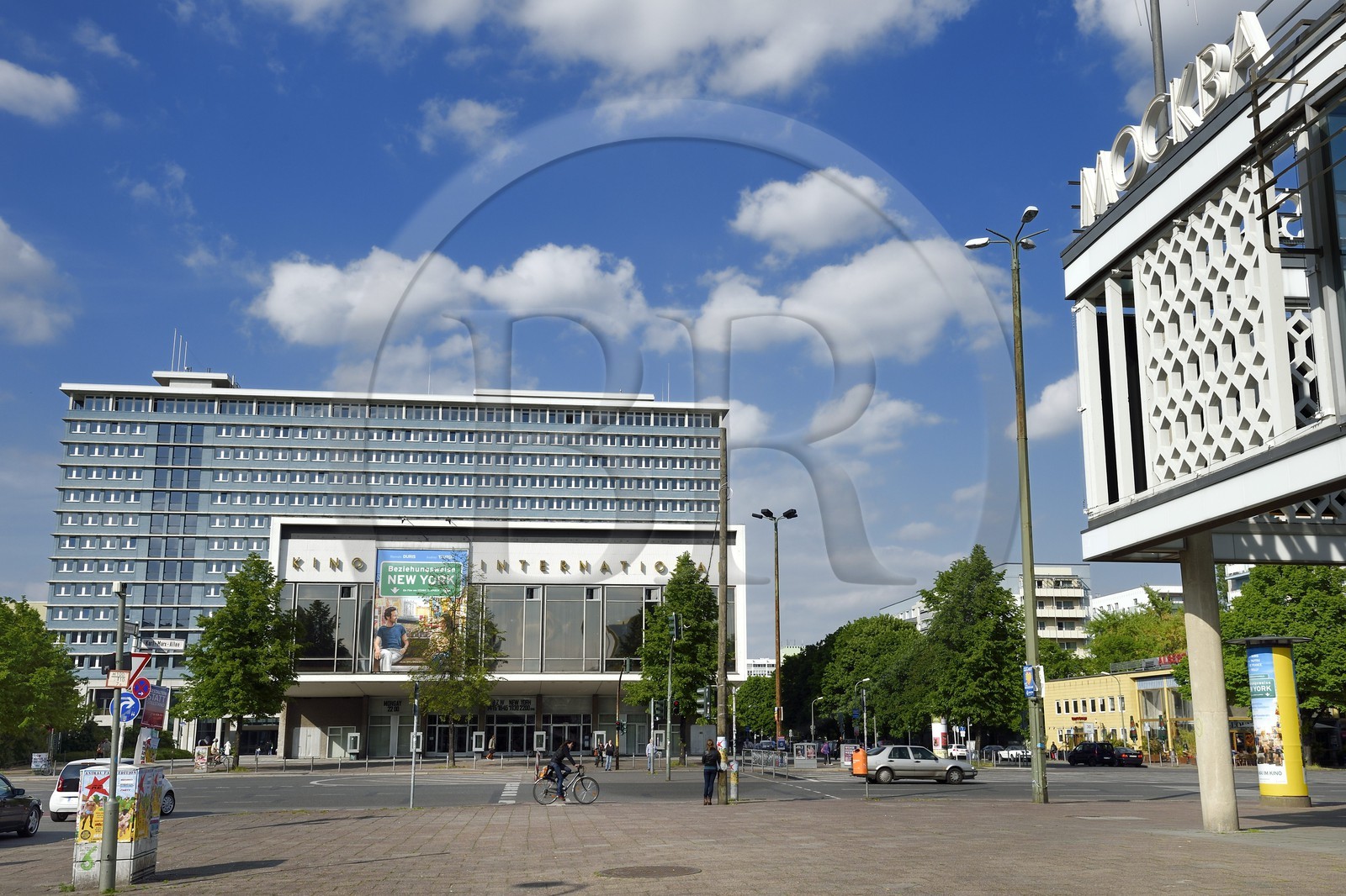 Allemagne, Berlin, la Karl-Marx Allee est la plus grande artère du pays menant d'Alexanderplatz à Frankfurter Tor et le régime communiste y faisait défiler son armée chaque année, la salle de cinéma Kino International et le Café Moskau (Café Moscou) à droite