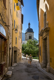 France, Hautes Alpes (05), Briançon, site Vauban classé Patrimoine Mondial de l'UNESCO, vieille ville dans l'enceinte de la citadelle, rue d'Asfeld menant à l'église des Cordeliers