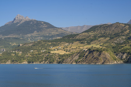 France, Hautes Alpes (05), Crots, lac de Serre Ponçon et la rive Nord