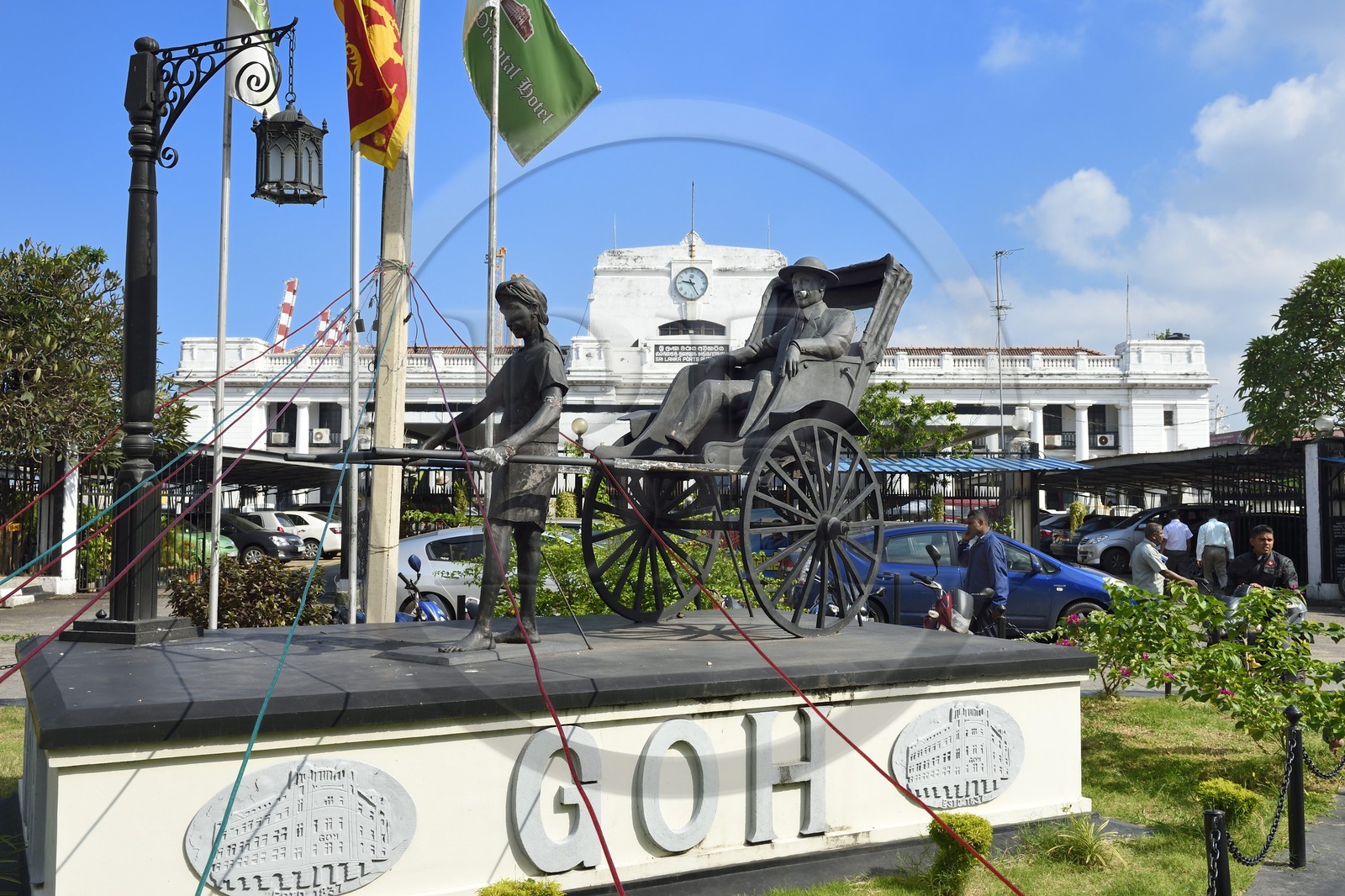 Sri Lanka, province de l'ouest, district de Colombo, Colombo, le port de commerce, statue représentant l'arrivée en pousse-pousse de l'écrivain Anton Tchekhov au Grand Oriental Hotel, le batiment de l'administration portuaire en arrière plan