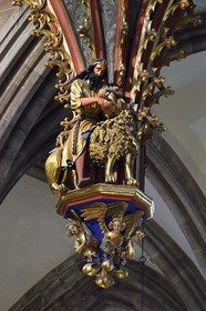 France, Bas-Rhin (67), Strasbourg, vieille ville classée au Patrimoine Mondial de l'UNESCO, la cathédrale Notre-Dame, Samson maitrisant un lion, sous le grand orgue, avec un mécanisme permettant d'ouvrir et de fermer la gueule