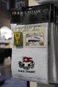Royaume-Uni, Irlande du Nord, Cultra près de Belfast, Ulster Folk and Transport Museum, kit serviette et savon siglé RMS Titanic