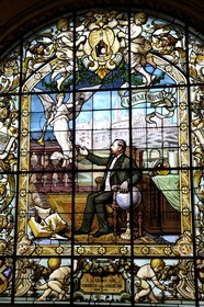 France, Seine-Maritime (76), Pays de Caux, Côte d'Albâtre, Fécamp, Palais Bénédictine de style Néogothique et Néo-renaissance, vitrail représentant Alexandre Le Grand ayant commercialisé la liqueur Bénédictine dans la salle du dôme