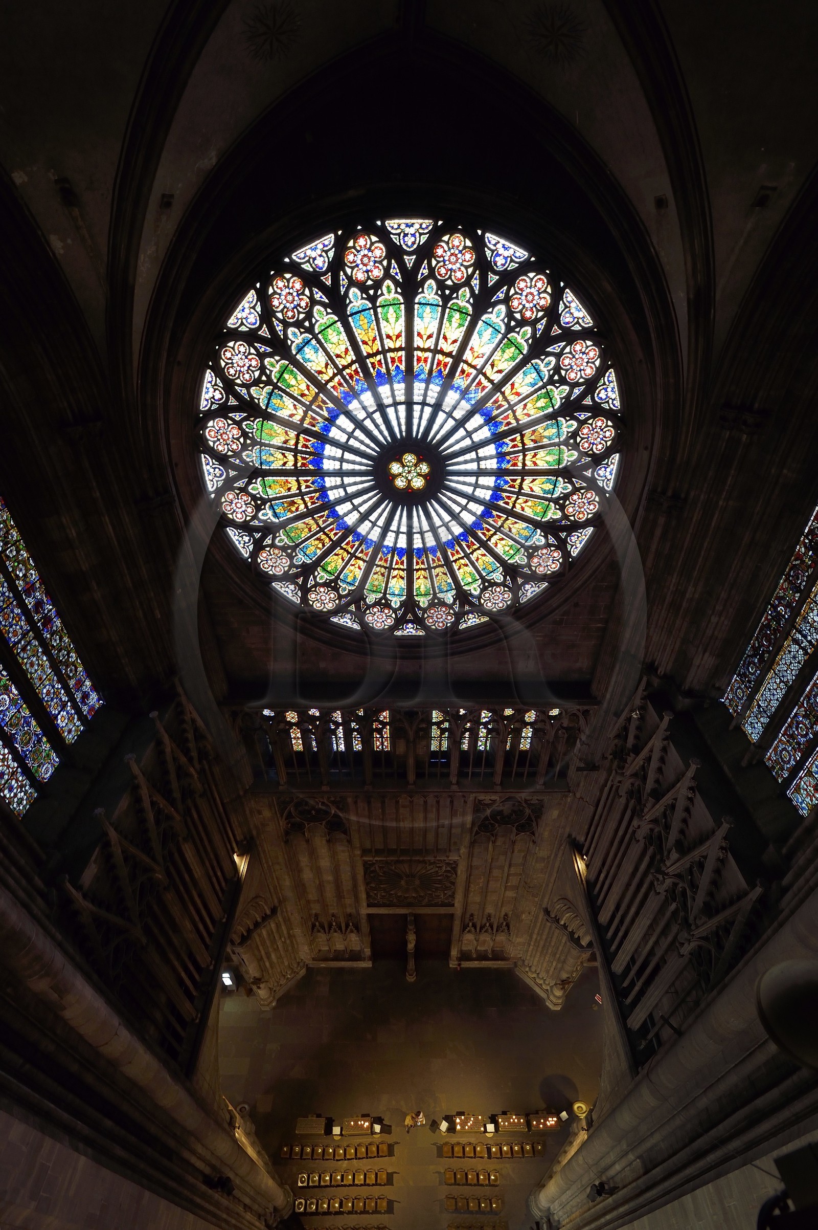 France, Bas-Rhin (67), Strasbourg, vieille ville classée au Patrimoine Mondial de l'UNESCO, la cathédrale Notre-Dame, la grande rose de la facade occidentale d'un diamètre de 13,60 m au dessus du narthex