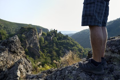 France, Loire (42), Parc Naturel Régional du Pilat, Malleval, cité médiévale accrochée à un éperon rocheux dominant les gorges du Batalon dans le massif du Pilat