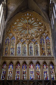France, Moselle (57), Metz, la cathédrale Saint-Etienne, facade occidentale, vitraux du XIVeme siècle de Hermann de Münster et la grande rosace