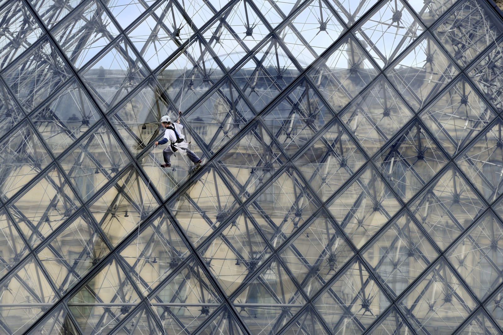 France, Paris (75), le musée du Louvre, laveurs de vitres sur la façade en verre de la pyramide de l'architecte Ieoh Ming Pei