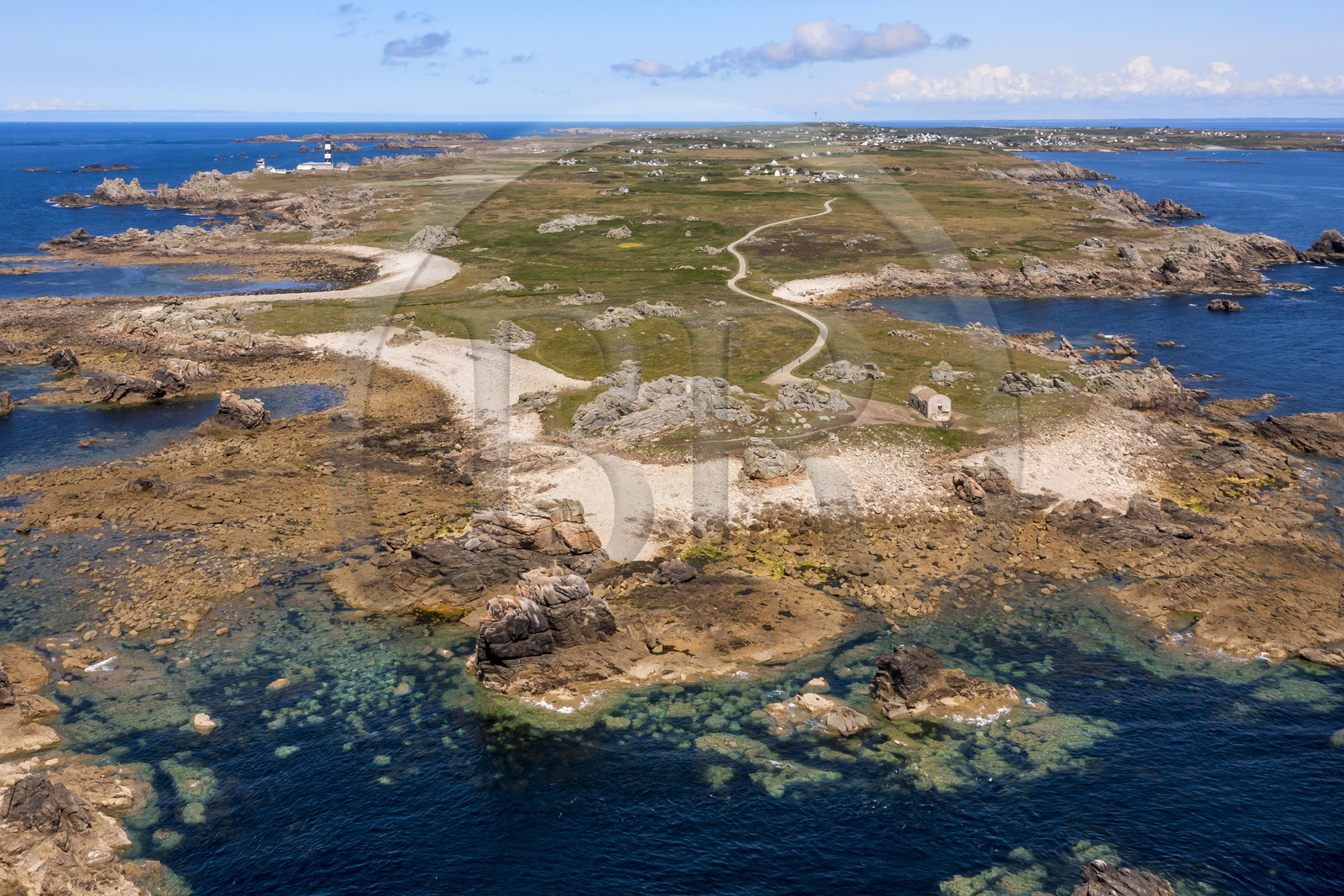 France, Finistère (29), Mer d'Iroise, Ile d'Ouessant, la Pointe de Pern et le phare du Créac’h en arrière plan (vue aérienne)