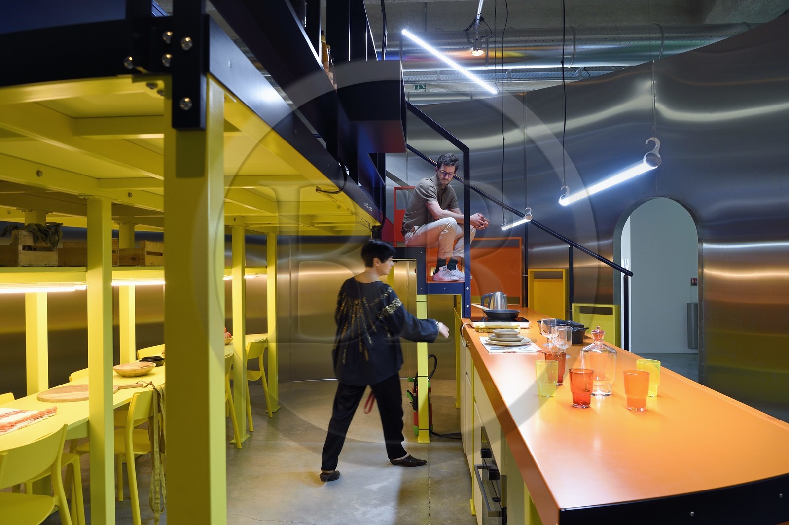 France, Charente (16), Cognac, Fondation d’Entreprise Martell, institution culturelle pluridisciplinaire (art, design et craft, architecture, musique, danse…), exposition Places to be qui réunit 14 designers internationaux, pièce dans une cuve inox, la cuisine en terrasse par Matali Crasset