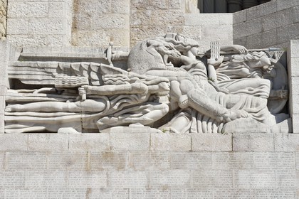 France, Alpes-Maritimes (06), Nice,  le vieux port, place Guynemer, monument aux morts de style Art déco