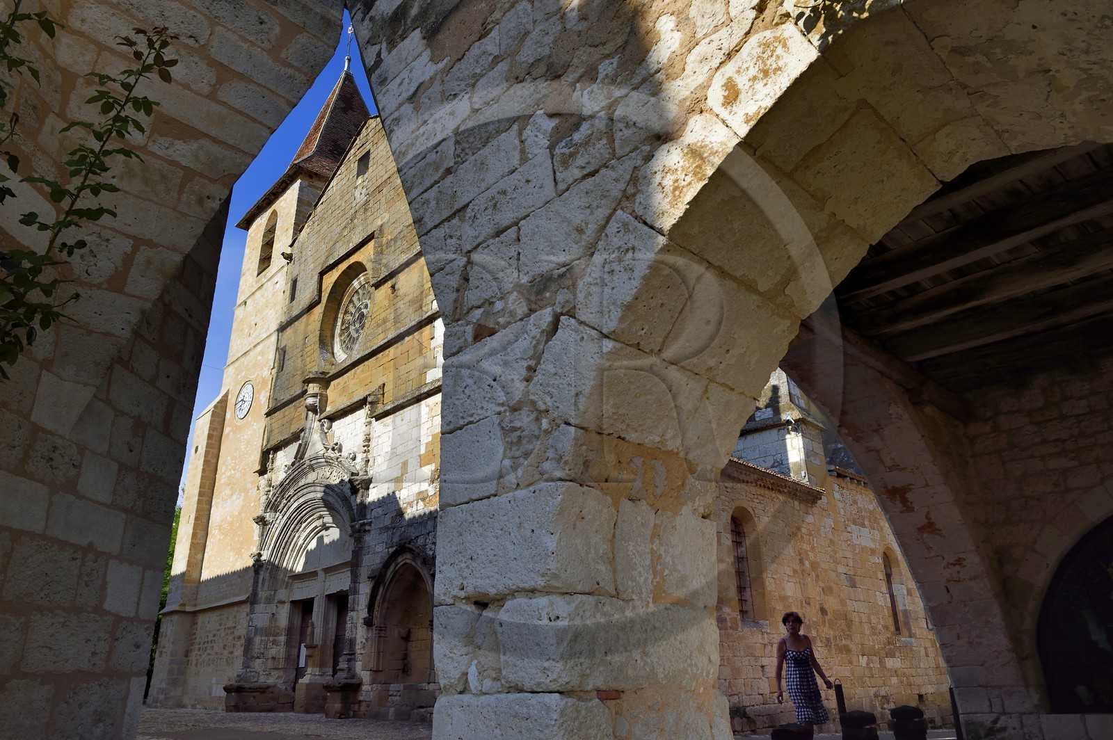 France, Dordogne (24), Périgord Pourpre, Monpazier, labellisé Les Plus Beaux Villages de France, facade occidentale de l'église Saint-Dominique vue d'une cornière de la place des Cornières au coeur du village