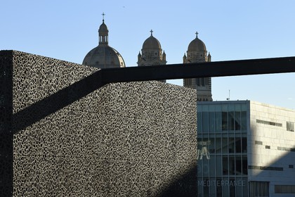 France, Bouches-du-Rhône (13), Marseille, MuCEM (Musée des civilisations de l'Europe et de la Méditerranée) par les architectes Rudy Ricciotti et R. Carta, Cathédrale La Major (XIXe siècle) en arrière plan