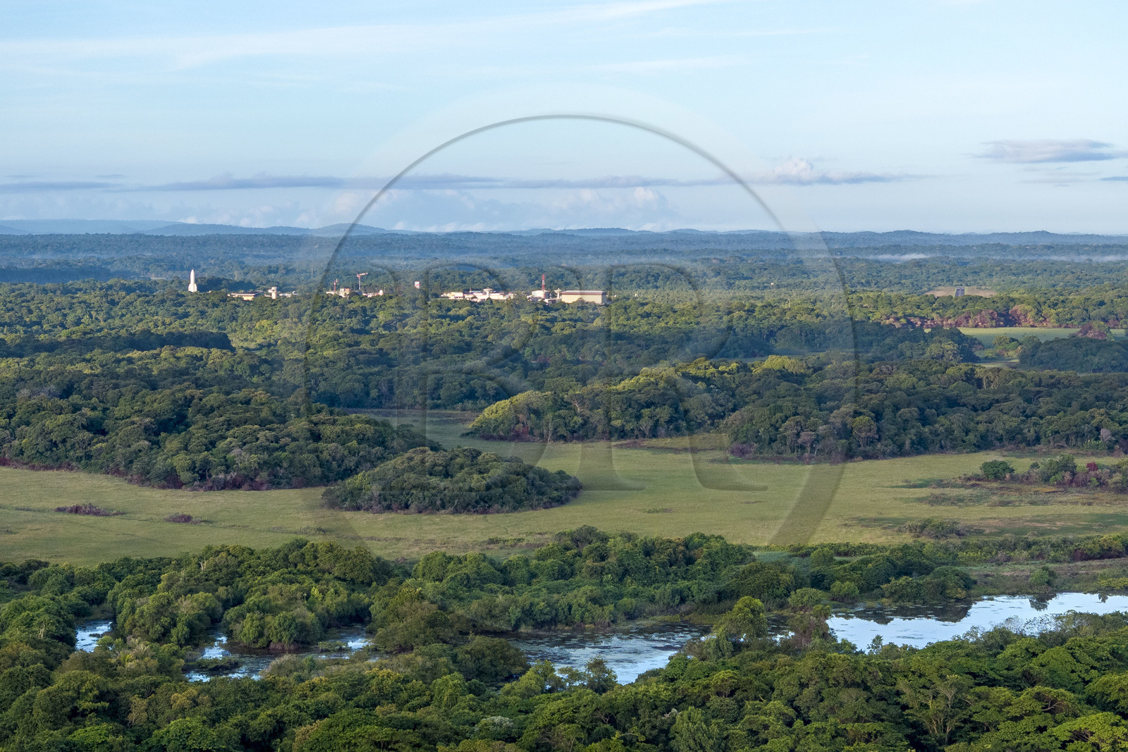 France, Guyane, Kourou, zones humides, forêts et savanes protégées dans l'enceinte du centre spatial et gérées par l'Office National des Forêts (ONF) que l'on aperçoit au loin (vue aérienne)