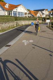 France, Loire-Atlantique (44), Pornic, cycliste sur la piste cyclable de la Vélodyssée sur la Pointe de Gourmalon