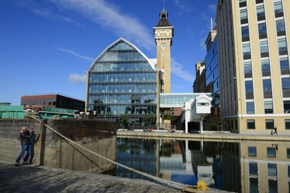 France, Seine-Saint-Denis (93), Pantin, Les anciens Grands Moulins de Pantin créées en 1884 réhabilités pour y réaliser un ensemble immobilier de bureaux conçu par le cabinet d'architectes Reichen et Robert pour BNP-Paribas Securities Services, le canal de l'Ourcq