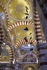 France, Bouches-du-Rhône (13), Marseille, basilique Notre-Dame de la Garde, de nombreux ex-voto sont offerts à la Vierge, au plafond sont suspendus de petits vaisseaux avec leurs agrès et ayant leur nom inscrit sur la poupe