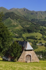 France, Cantal (15), monts du Cantal, Parc Naturel Régional des Volcans d' Auvergne, un buron dans la vallée de la Jordanne vers Mandaille-Saint-Julien
