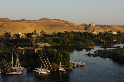 Egypte, Haute Egypte, Nubie, vallée du Nil, Assouan, mausolée de l'Agha Khan sur la rive ouest dominant la première cataracte et l'ile d'Amoun