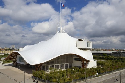 France, Moselle, Metz, Amphitheatre district, Centre Pompidou Metz, art center designed by architects Shigeru Ban and Jean de Gastines