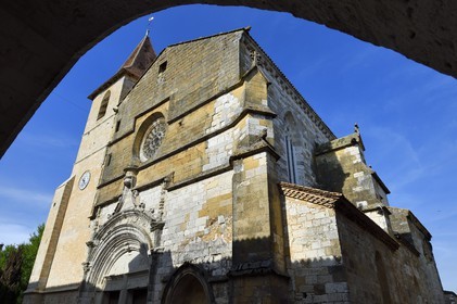 France, Dordogne (24), Périgord Pourpre, Monpazier, labellisé Les Plus Beaux Villages de France, facade occidentale de l'église Saint-Dominique vue d'une arcade de la place des Cornières au coeur du village