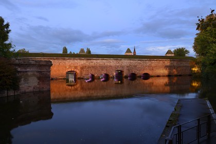 France, Bas Rhin (67), Strasbourg, vieille ville classée au Patrimoine Mondial de l'UNESCO, quartier de la Petite France, le barrage Vauban