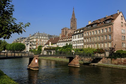 France, Bas-Rhin (67), Strasbourg, les bords de l'ill face au quai des Bateliers, la cathédrale et la Passerelle de l'Abreuvoir