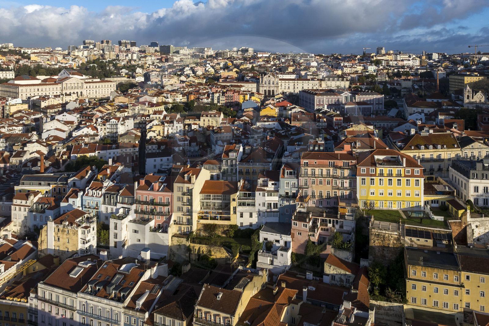 Portugal, Lisbonne, quartier de Misericordia à l'ouest du Bairro Alto, en arrière plan à gauche le palais de Sao Bento qui abrite l'Assemblée de la République portugaise, au centre l'église Igreja de Nossa Senhora das Merces collée à l'Ecole Passos Manuelà droite (vue aérienne)
