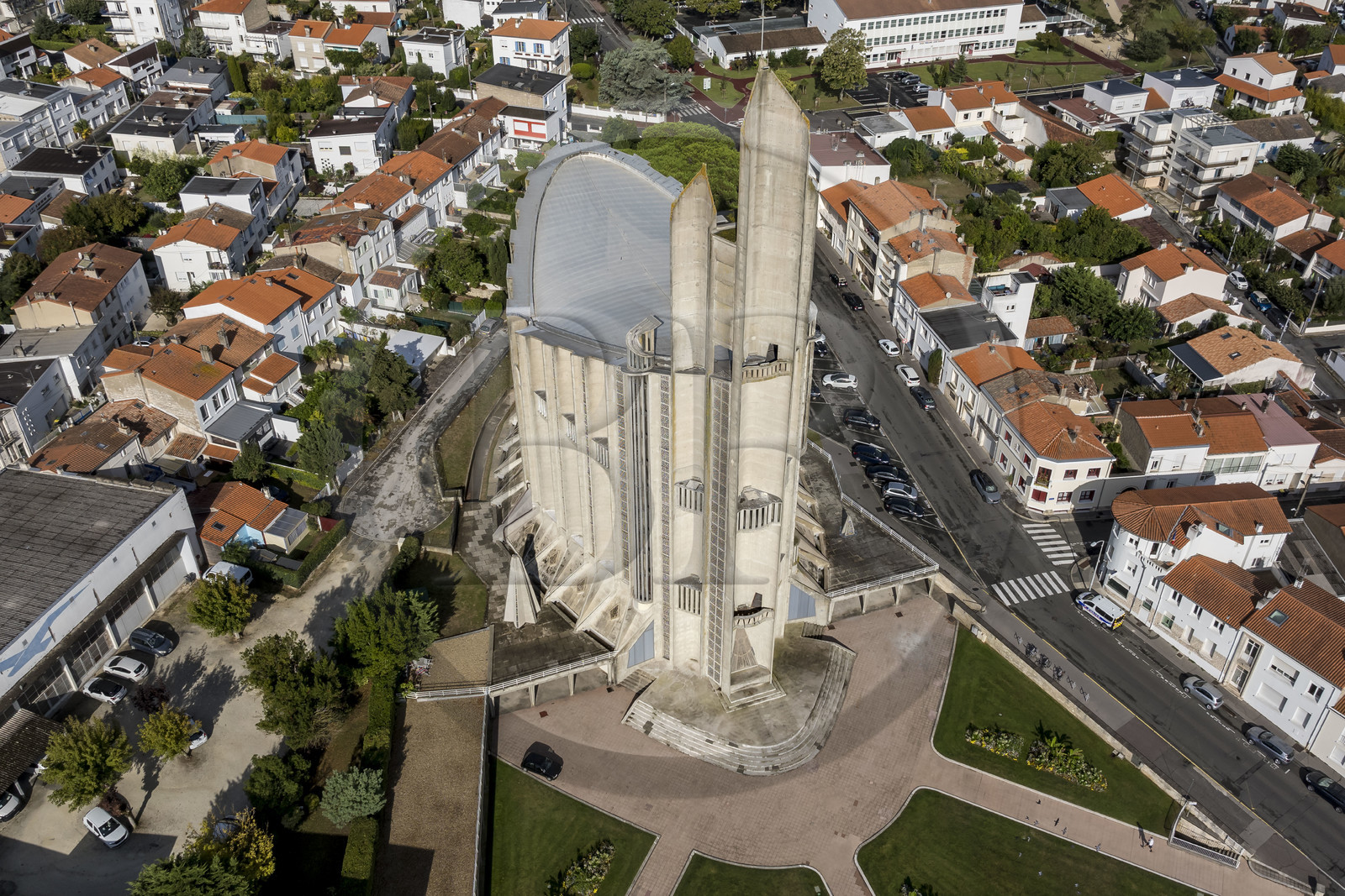 France, Charente-Maritime (17), Royan, église Notre-Dame de Royan construite de 1955 à 1958 par l'architecte Guillaume Gillet (Grand Prix de Rome) (vue aérienne)