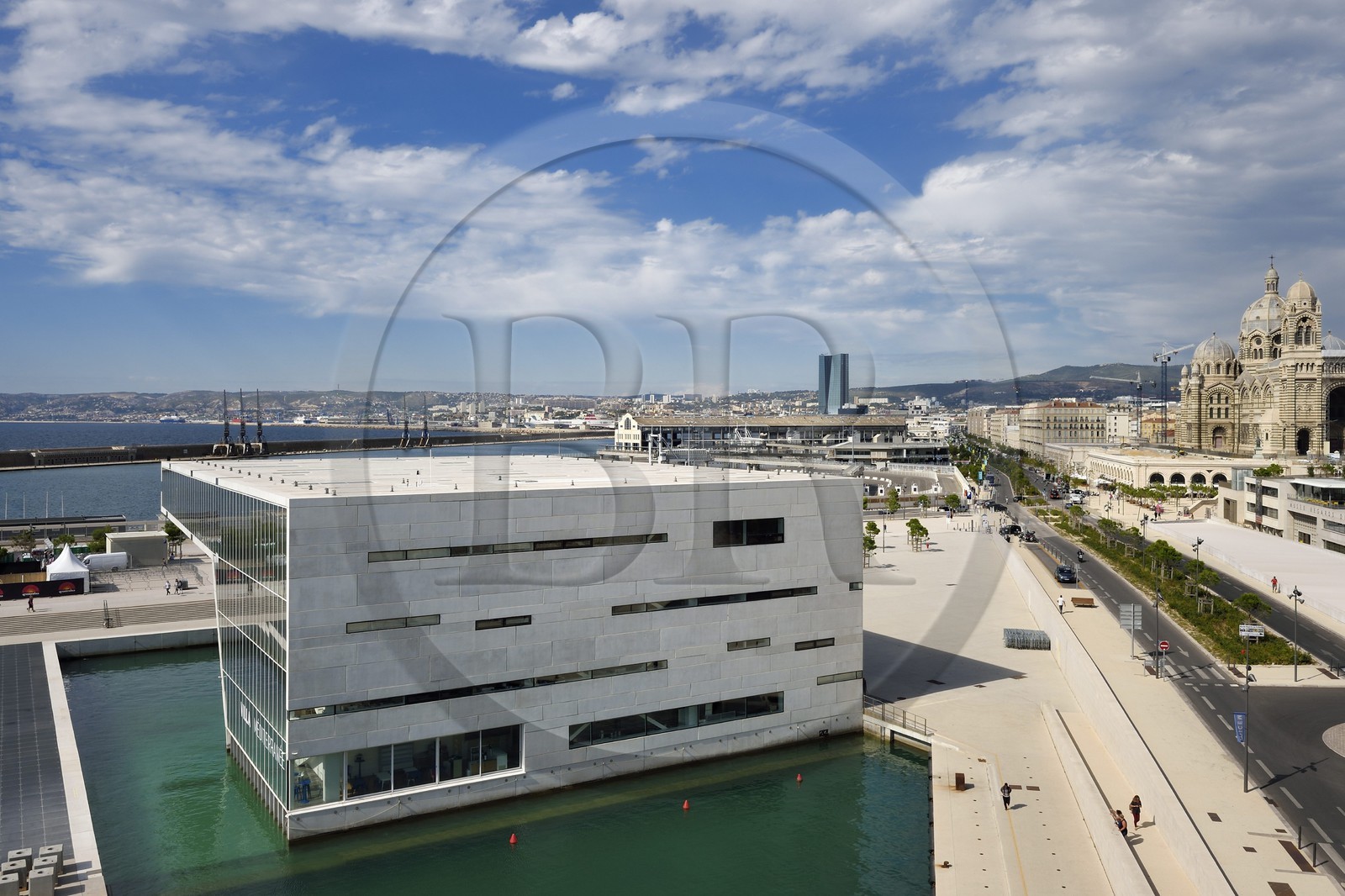 France, Bouches-du-Rhône (13), Marseille, Zone Euroméditerranée, Esplanade J4, La Villa Méditerranée de l'architecte Stefano Boeri, la Cathédrale La Major (XIXe siècle) et la tour CMA CGM de l'architecte Zaha Hadid en arrière plan