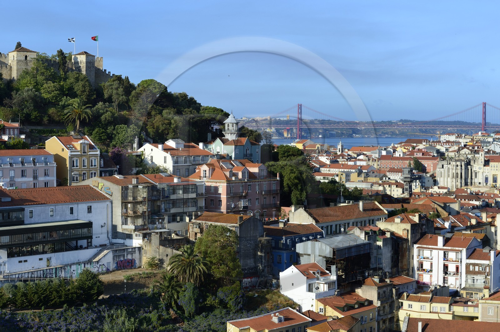 Portugal, Lisbonne, quartier de l'Alfama, panorama sur la ville depuis le Miradouro de Graça, le Castelo Sao Jorge (chateau Saint Georges) et le pont du 25 de Abril sur le Tage en arrière plan