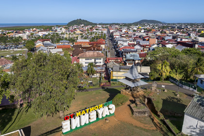 France, Guyane, Cayenne, vue sur la ville depuis le fort Cépérou au premier plan (vue aérienne)