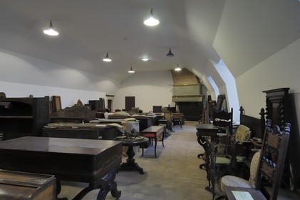 France, Loir-et-Cher (41), vallée de la Loire classée au Patrimoine Mondial de l'UNESCO, château de Blois, réserve de mobilier sous les combles de l'aile François 1er