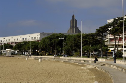 France, Charente-Maritime (17), Royan, le Front de Mer et l'église Notre-Dame