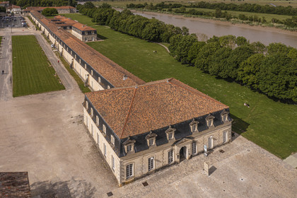 France, Charente-Maritime (17), Rochefort, Centre International de la mer dans l'ancien Arsenal maritime de Rochefort, la Corderie Royale conçue par Colbert en 1666 et la Charente en arrière plan (vue aérienne)